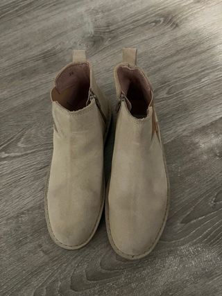 Botines de ante beige con estrella dorada