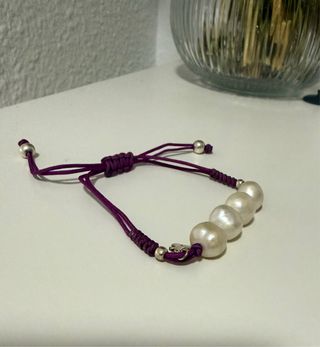 Pulsera cordón morado, plata y perlas