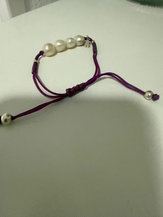 Pulsera cordón morado, plata y perlas
