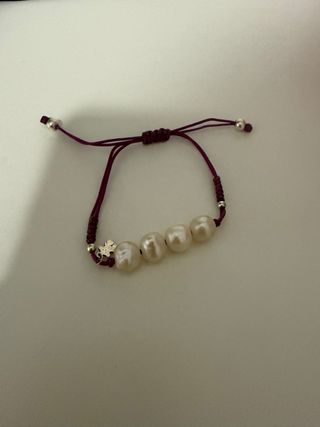 Pulsera cordón morado, plata y perlas