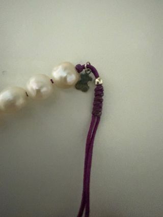 Pulsera cordón morado, plata y perlas