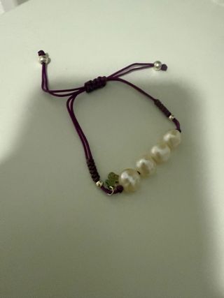 Pulsera cordón morado, plata y perlas