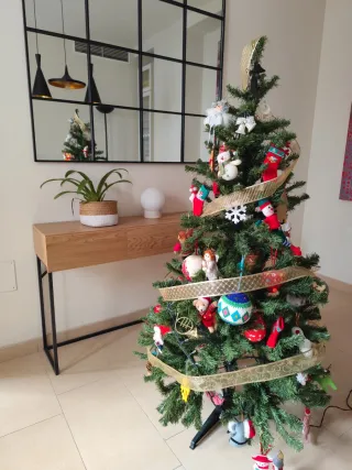 Árbol de Navidad con adornos