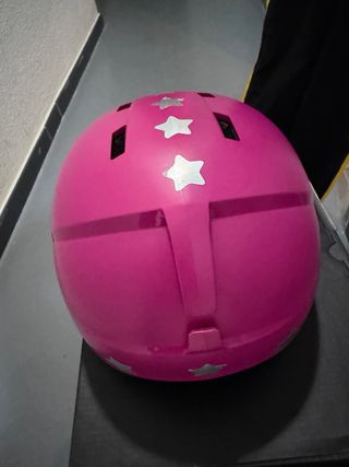 Casco de esquí rosa con estrellas