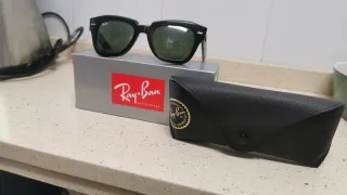 Occhiali da sole Ray-Ban neri e verdi