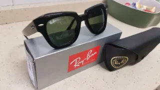 Occhiali da sole Ray-Ban neri e verdi