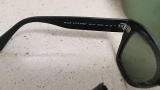 Occhiali da sole Ray-Ban neri e verdi