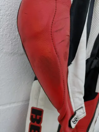 Mono de moto Berik blanco, rojo y negro