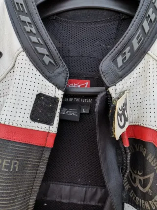 Mono de moto Berik blanco, rojo y negro