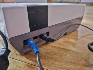 Consola Nintendo NES con mandos y cables