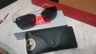 Occhiali da sole Ray-Ban neri e dorati