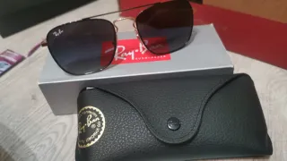 Occhiali da sole Ray-Ban neri e dorati