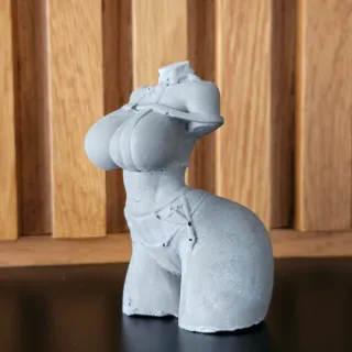 Figura kawaii con cinchas