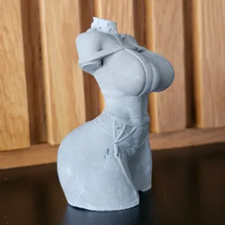 Figura kawaii con cinchas