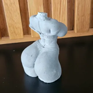 Figura kawaii con cinchas