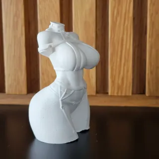 Figura kawaii con cinchas