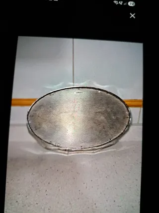 Bandeja metálica plateada