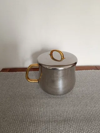 Fervedor de inox com pega dourada