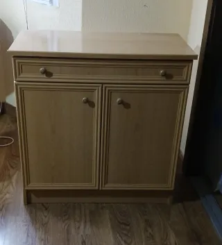 Mueble de madera beige con cajón y puertas