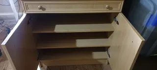 Mueble de madera beige con cajón y puertas