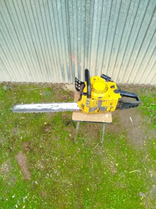 Motosierra de unos 45cc y 50 cm de espada