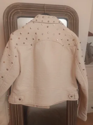 Cazadora polipiel Zara tachuelas