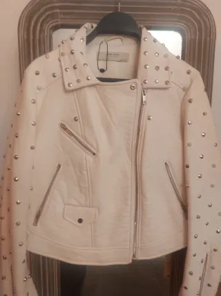 Cazadora polipiel Zara tachuelas