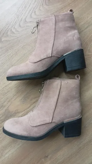 Botines beige con cremallera