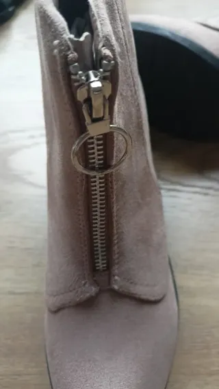 Botines beige con cremallera