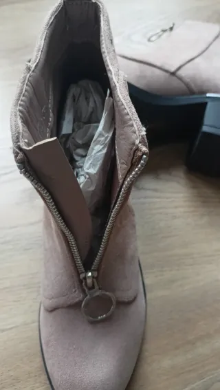 Botines beige con cremallera