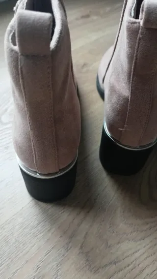 Botines beige con cremallera