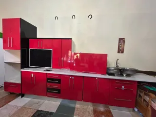 Muebles de cocina rojos y negros