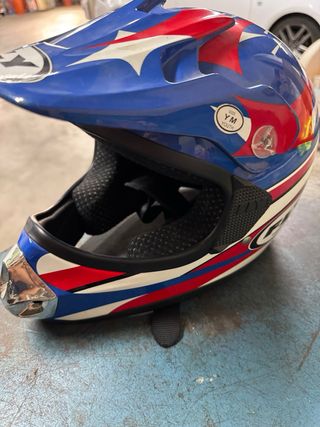 Casco marca flyhelmets Moto 7-15 Años.