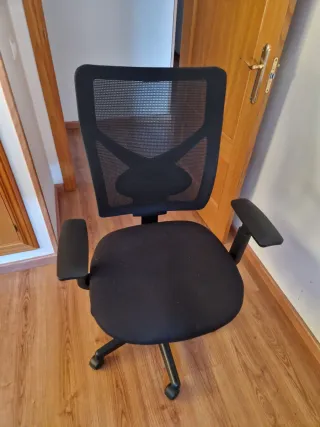 Silla de oficina ergonómica negra