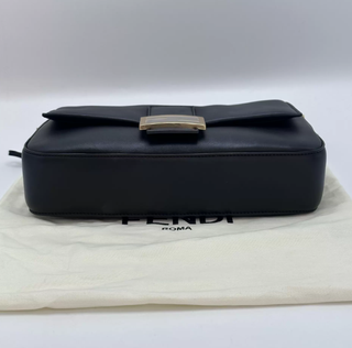 Bolso Fendi Piel Negra con Detalle Dorado