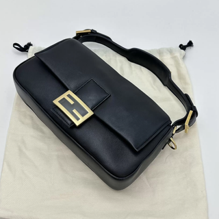 Bolso Fendi Piel Negra con Detalle Dorado