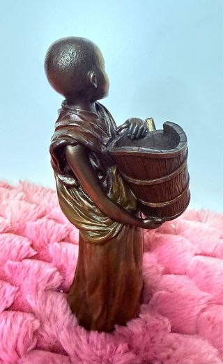 Escultura Monje Tibetano Veronese 17x 8 cm.