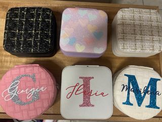 Portagioie similpelle o tessuto con iniziale o nom