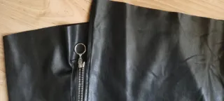 Falda polipiel negra con cremallera