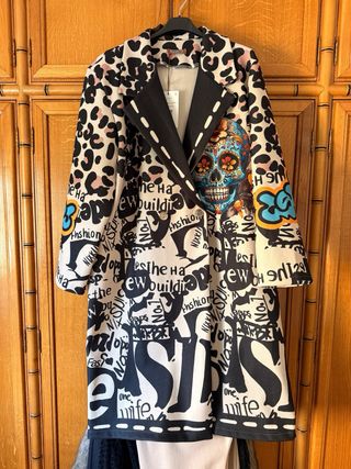 Abrigo sin estrenar oversize calavera estampado