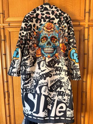 Abrigo sin estrenar oversize calavera estampado