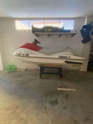 Moto de agua blanca y roja