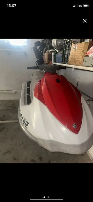 Moto de agua blanca y roja