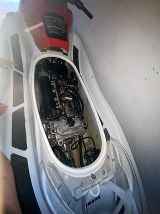 Moto de agua blanca y roja