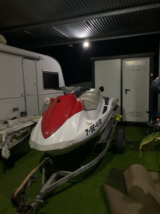 Moto de agua blanca y roja