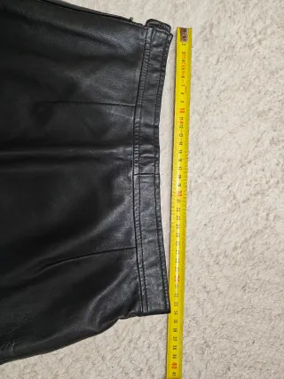 Falda de piel negra