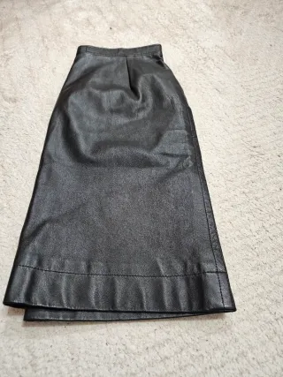 Falda de piel negra
