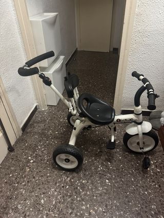 Triciclo infantil blanco y negro