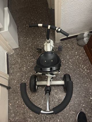 Triciclo infantil blanco y negro
