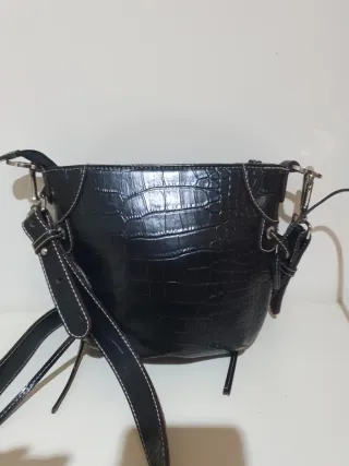 Borsa tracolla nera effetto coccodrillo